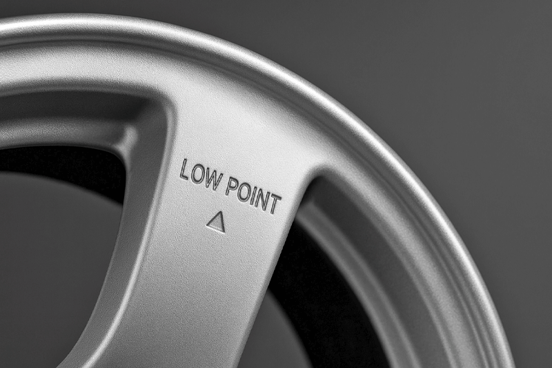 Метка LOW POINT на диске: точка минимального радиального биения